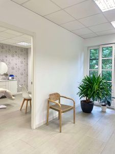 Recepción de la clínica Meraki Dermoestética en Santander