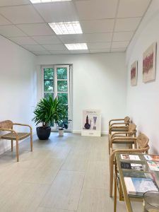 Recepción de la clínica Meraki Dermoestética en Santander