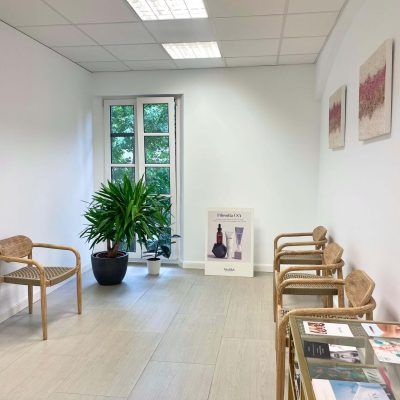 Recepción de la clínica Meraki Dermoestética en Santander