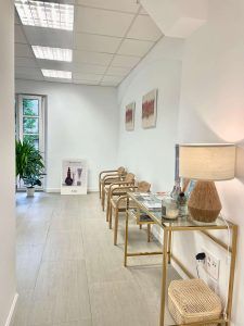 Recepción de la clínica Meraki Dermoestética en Santander