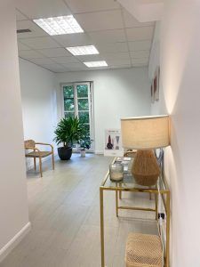 Recepción de la clínica Meraki Dermoestética en Santander