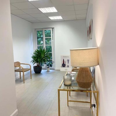 Recepción de la clínica Meraki Dermoestética en Santander